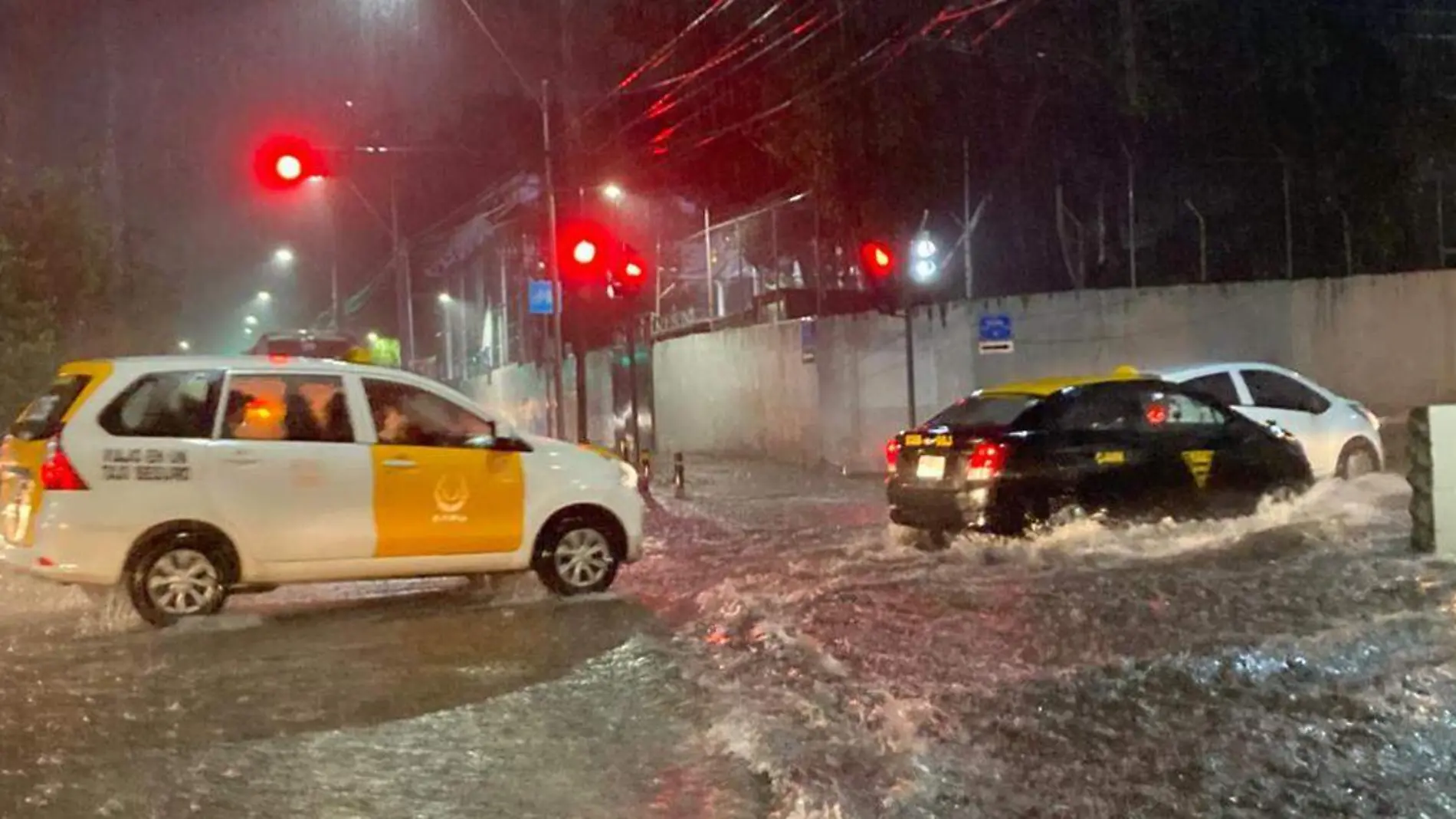 Autos varados, caída de árboles e inundaciones en diversos puntos de la capital es el saldo que dejaron las lluvias